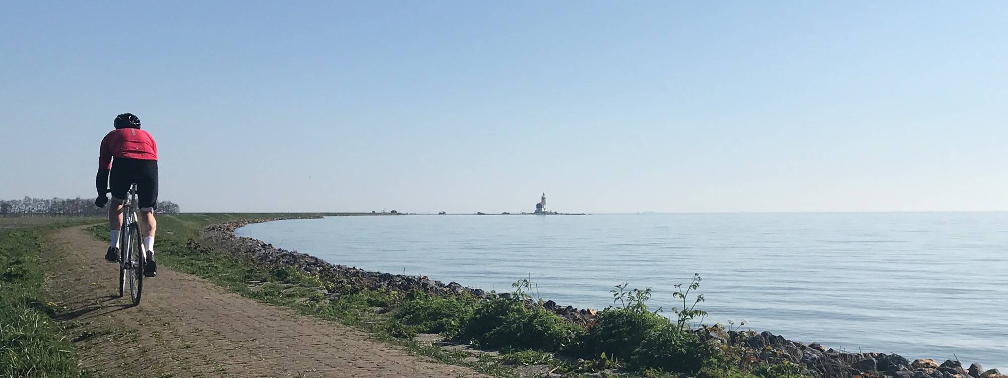 Foto van het fantastiche uitzicht op de vuurtoren van Marken tijdens het Cycle Capital rondje Marken(50 km).