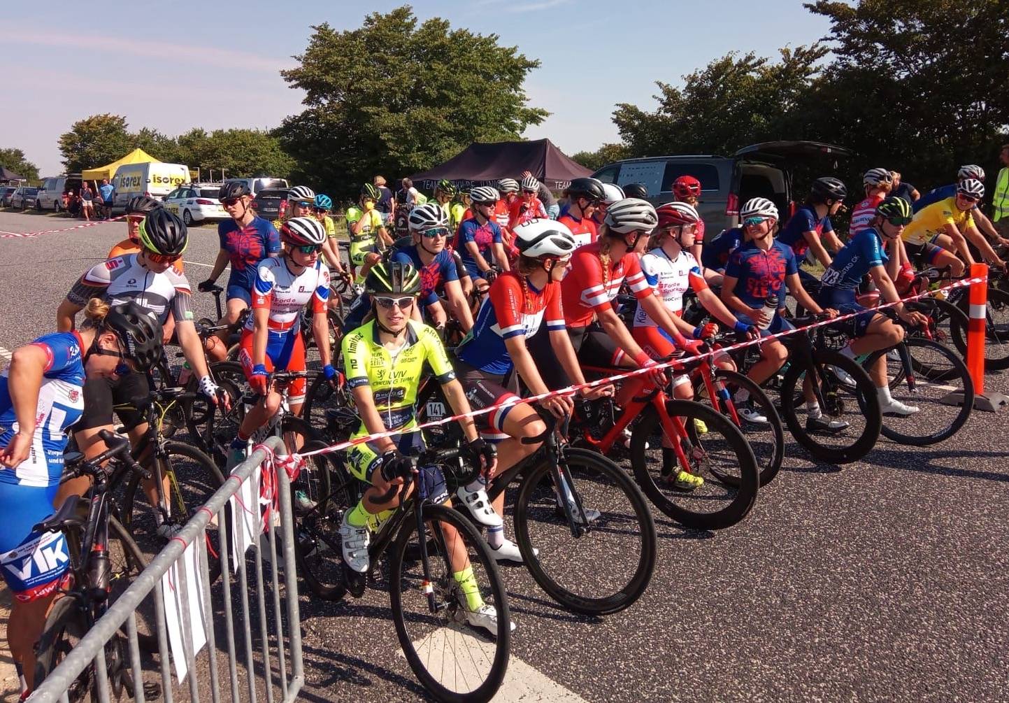 De 9 dames van Cycle Capital Team NH aan de start van de 3e etappe van de Randers Bikeweek in Denemarken.