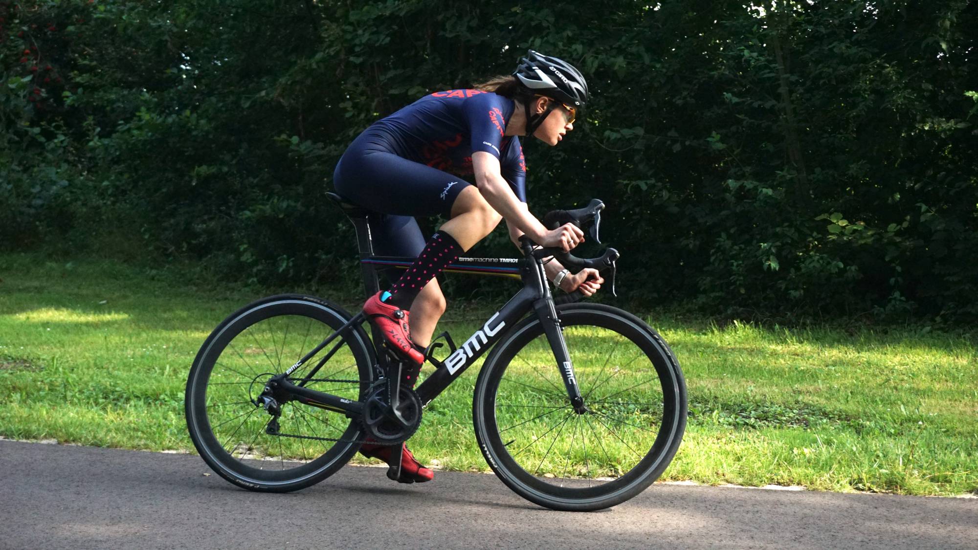 Foto van Cycle Capital TEAM NH rijdster Fenna de Hollander tijdens de 5e individuele tijdrit op het wielerparcours in Amsterdam Noord.