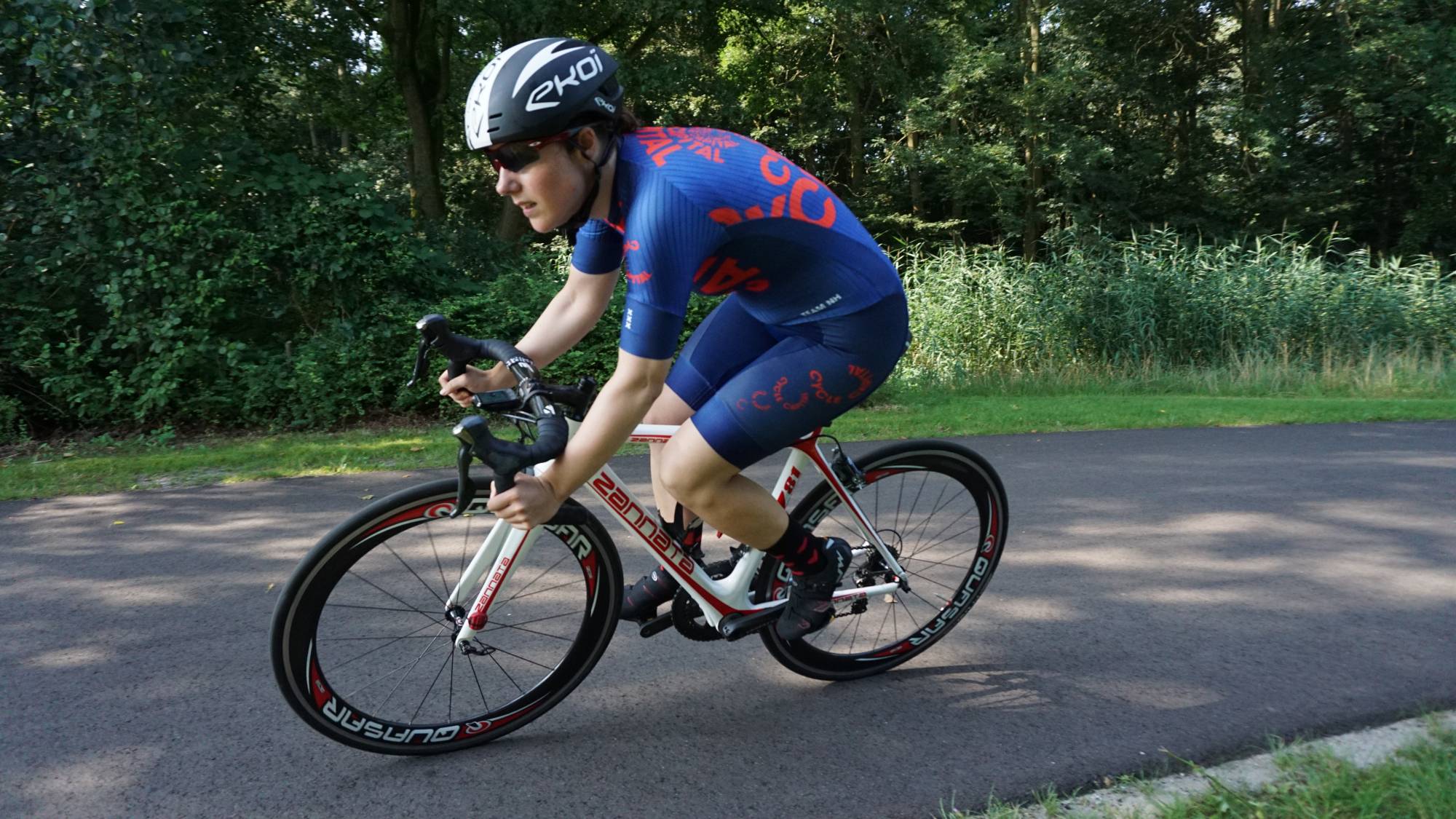 Foto van Cycle Capital TEAM NH rijdster Jeanine van Dijk aan de start van de individuele tijdrit op het wielerparcours in Amsterdam Noord