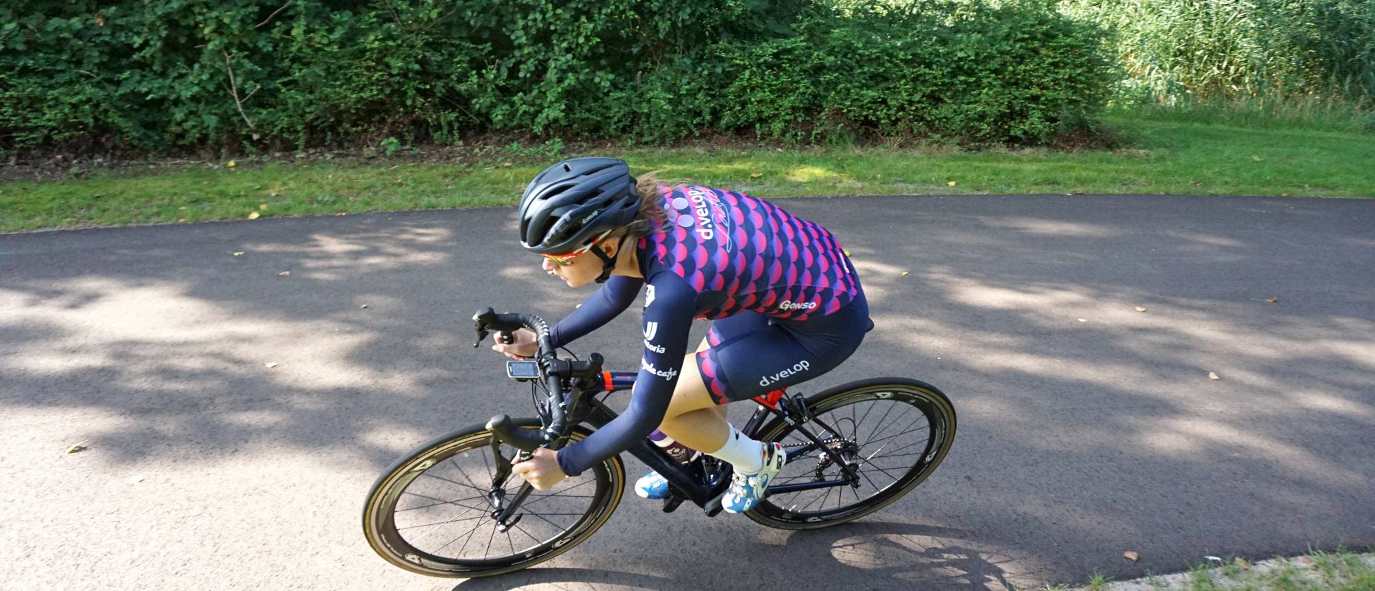 Foto van Cycle Capital TEAM NH rijdster Bianca Lust in een van de bochten op het wielerparcours in Amsterdam Noord