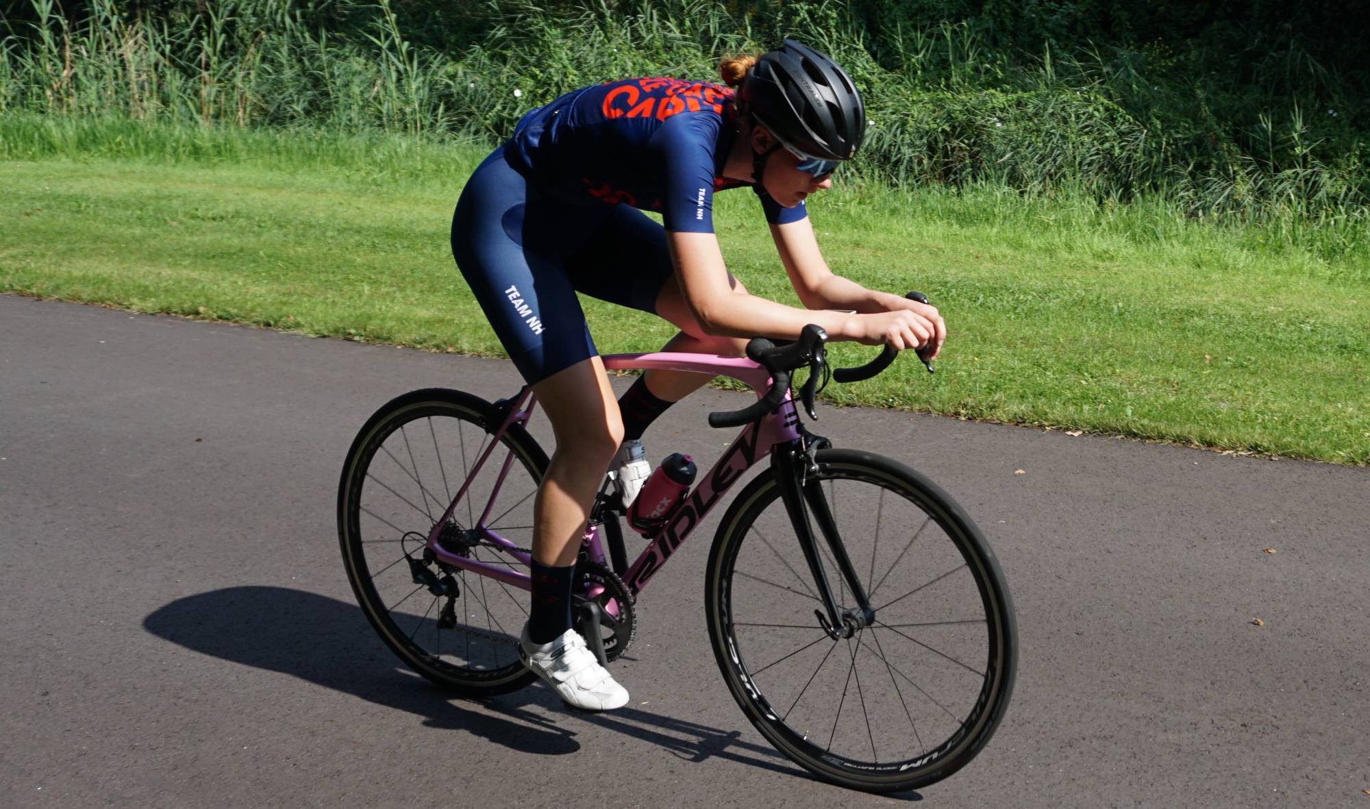 Foto van Cycle Capital TEAM NH rijdster Dewi Nicolai in de individuele tijdrit van TEAM NH op het wielerparcours in Amsterdam Noord