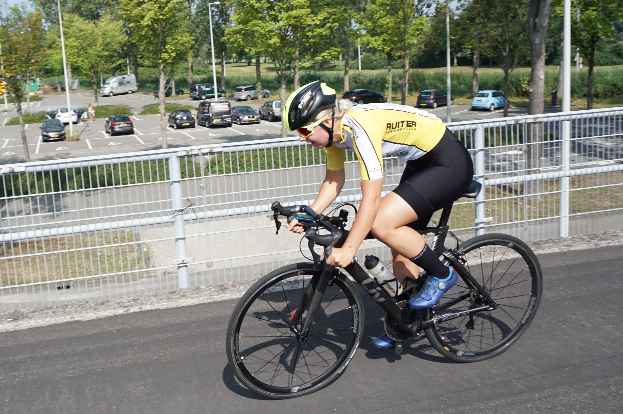 Foto van Cycle Capital TEAM NH rijdster Eden Hoogschagen in de individuele tijdrit van TEAM NH op het wielerparcours in Amsterdam Noord