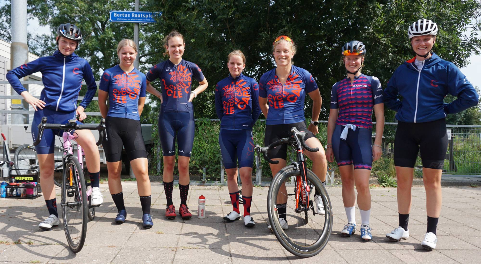 Foto van 7 deelneemsters van Cycle Capital TEAM NH na de tijdrit  op het wielerparcours in Amsterdam Noord