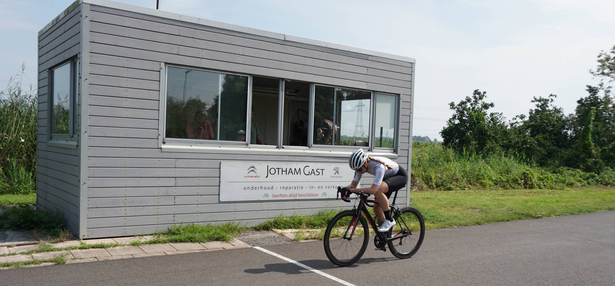 Foto van cycle Capital TEAM NH rensters Robin Bolten op de finishlijn van het wielerparcours op sportpark de Weeren in Amsterdam Noord.