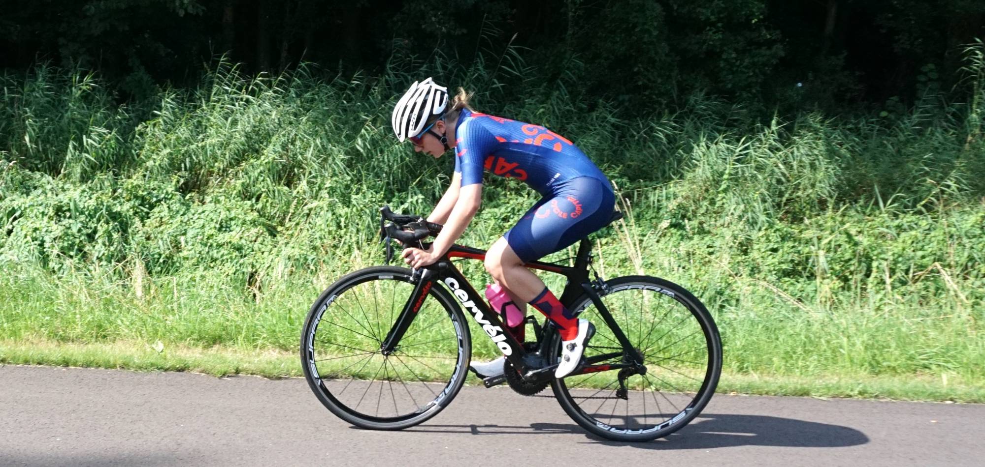 Foto van Cycle Capital TEAM NH rijdster Sandy van der Pols op het rechte eind aan de westzijde van het wielerparcours in Amsterdam Noord