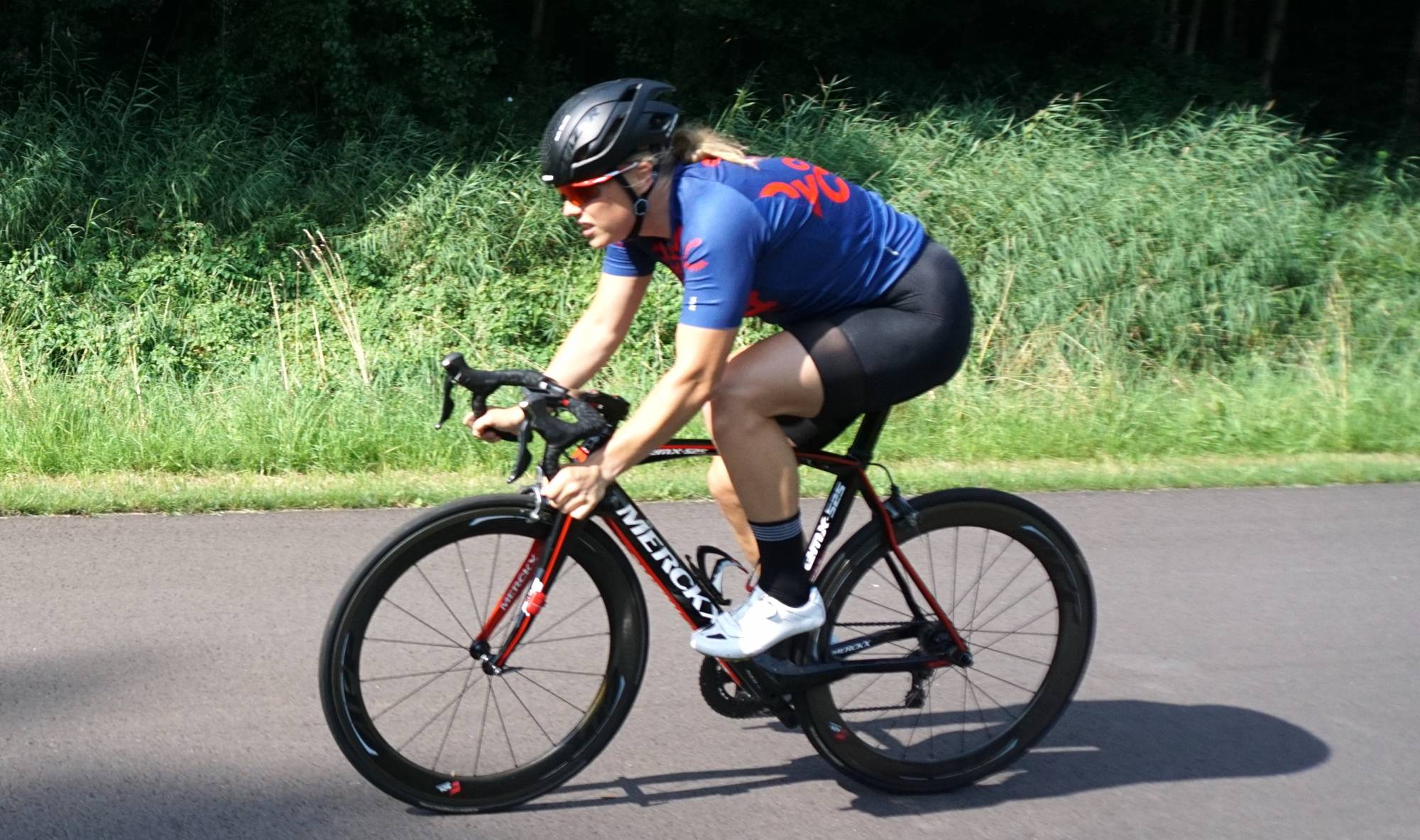 Foto van Cycle Capital TEAM NH rijdster Sonja Krouwels op het rechte eind aan de westzijde van het wielerparcours in Amsterdam Noord