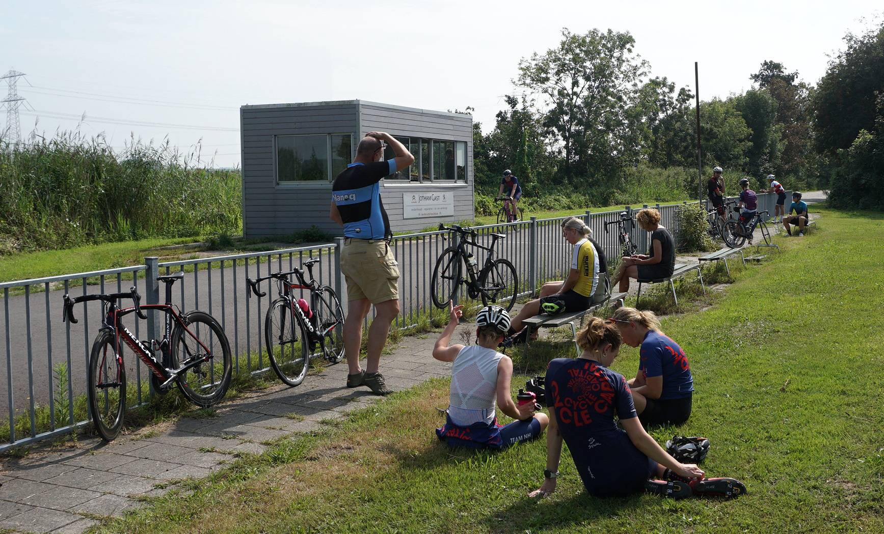 De dames van Cycle Capital TEAM NH wachten op de uitslagen van de laatste tijdrit op sportpark de Weeren in Amsterdam Noord