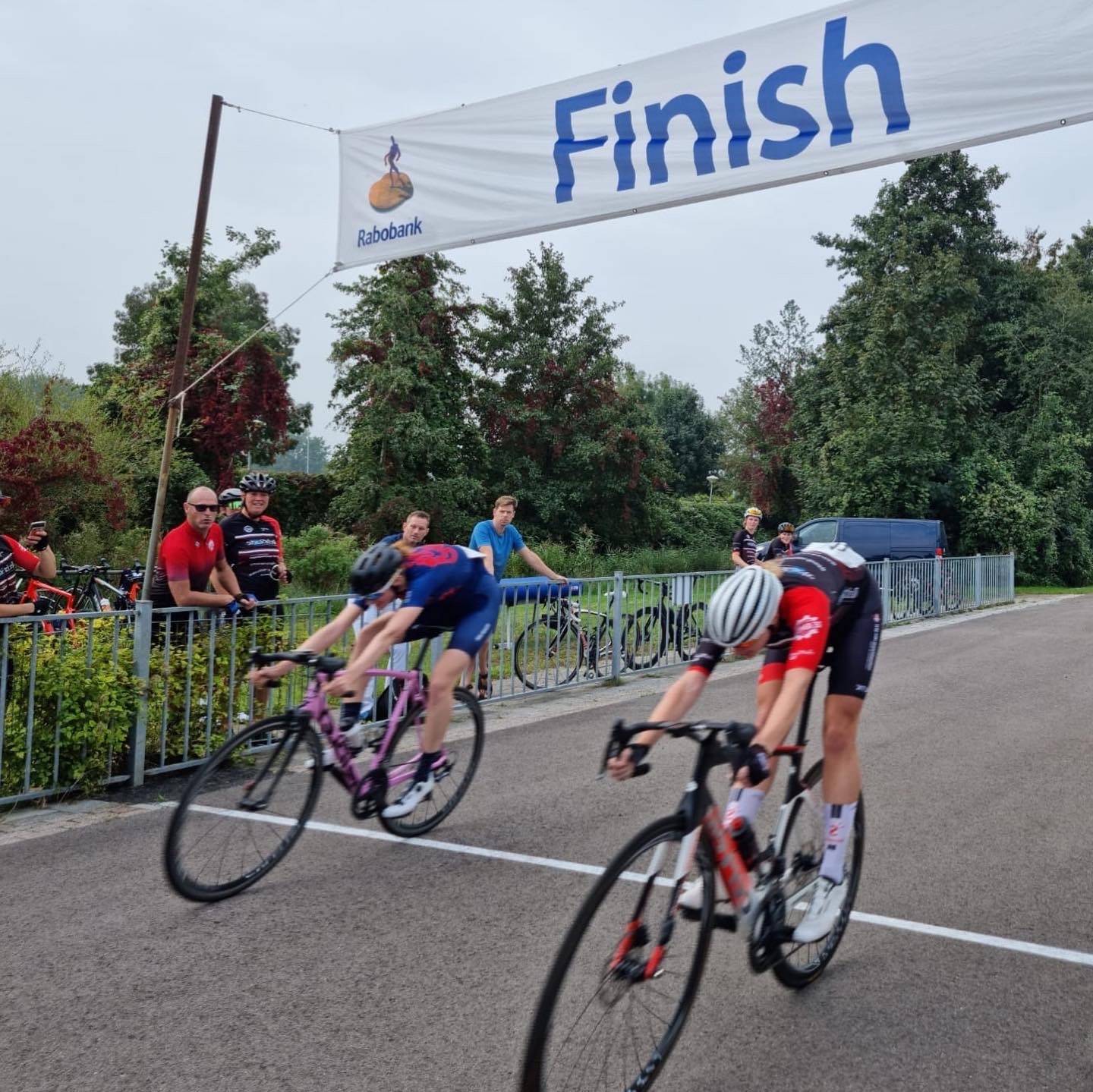 Cycle Capital clubkampioenschap 2021 - Lisanne Immerzeel wint nipt de sprint van Dewi Nicolai.