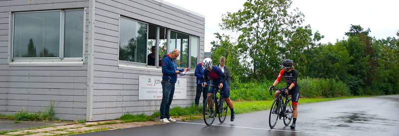 Foto van Cycle Capital TEAM NH rijdster Lexi Brown aan de start van de individuele tijdrit op het wielerparcours in Amsterdam Noord met Amber Kraak