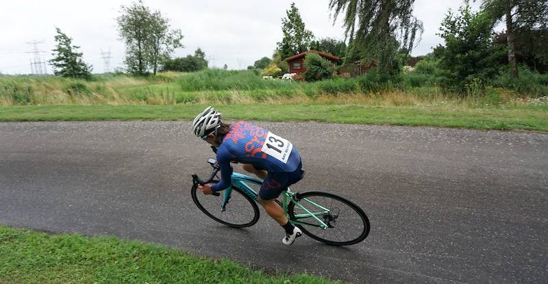 Foto van Cycle Capital TEAM NH rijdster Pernilla van Rozelaar in een van de bochten op het wielerparcours in Amsterdam Noord