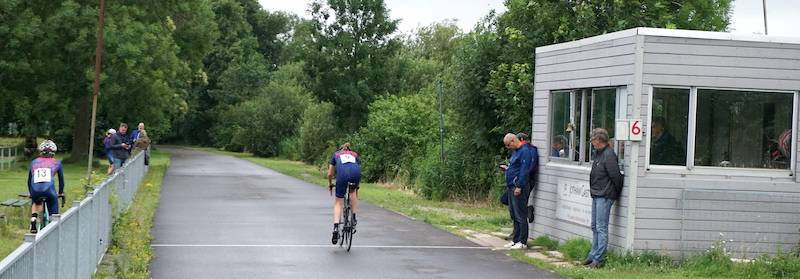 Foto van Cycle Capital TEAM NH rijdster Rosan Koper aan de start van de individuele tijdrit op het wielerparcours in Amsterdam Noord