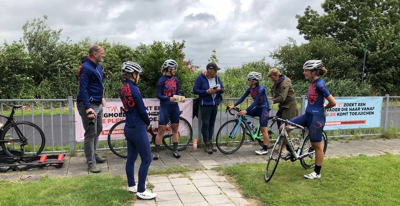 Foto van Cycle Capital TEAM NH rijdsters en begeleiders tijdens de individuele tijdrit van TEAM NH op 5 juli 2020 op het wielerparcours in Amsterdam Noord