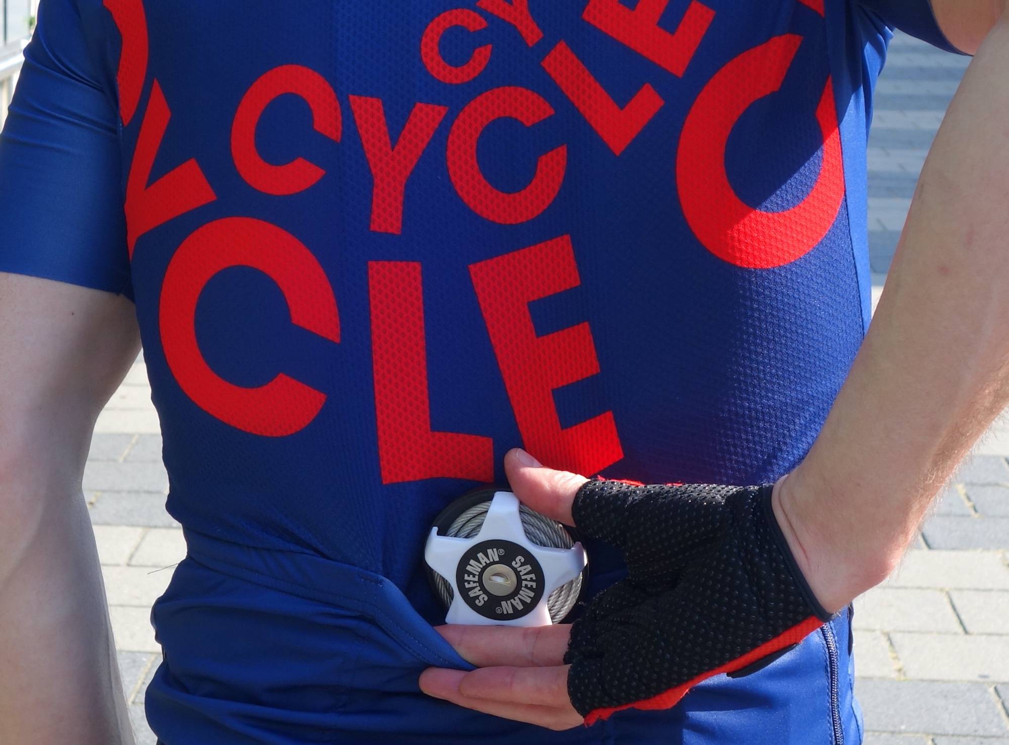 Het lichte en compacte Cycle Capital Safeman kabelslot past makkelijk in je fietsshirt.