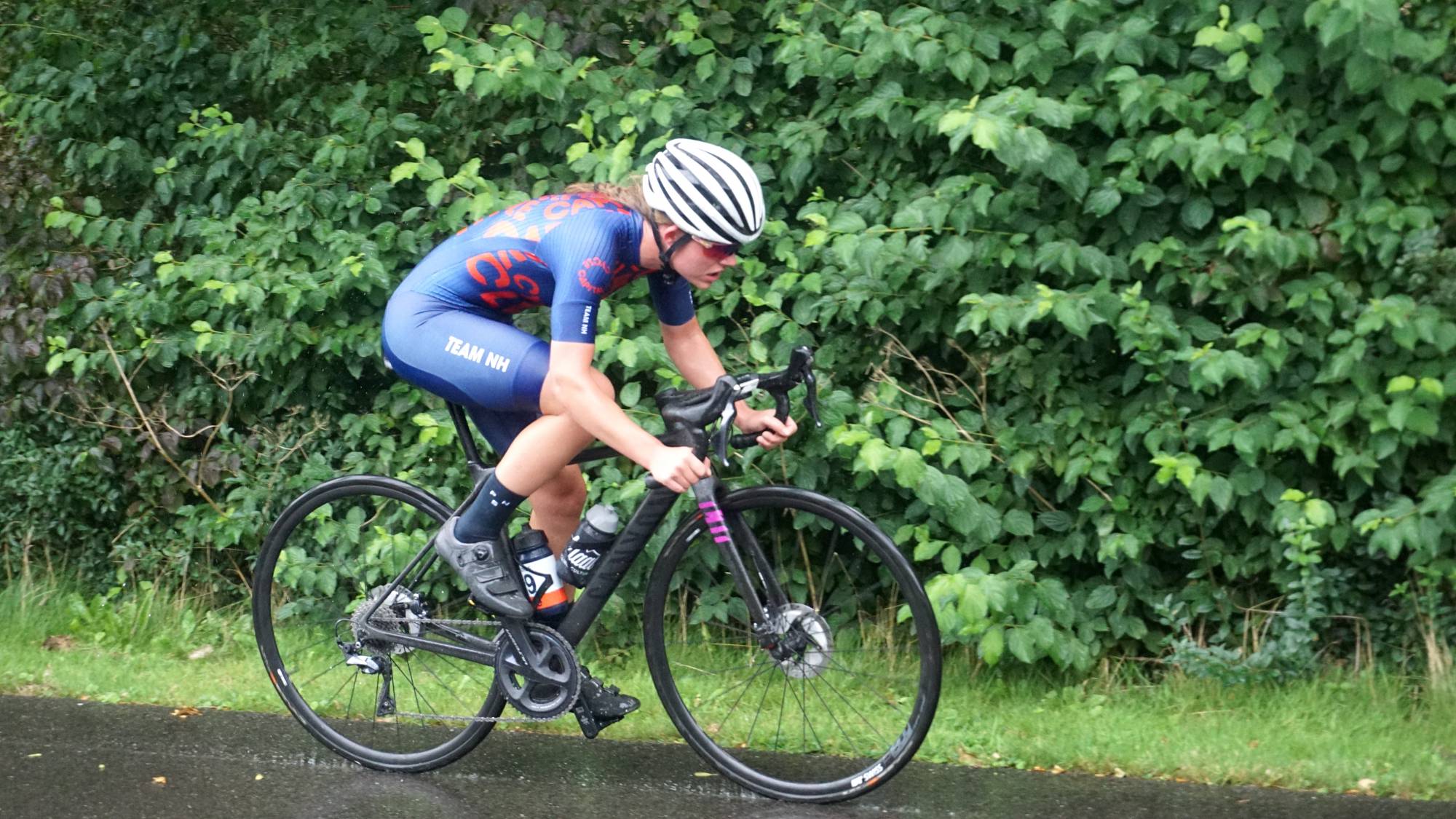 Cycle Capital Team NH rijdster Annemarie Schonk reed grotendeels in de regen tijdens haar tijdrit in de 5e rit van de Cycle Capital Time Trial challenge voor Team NH.