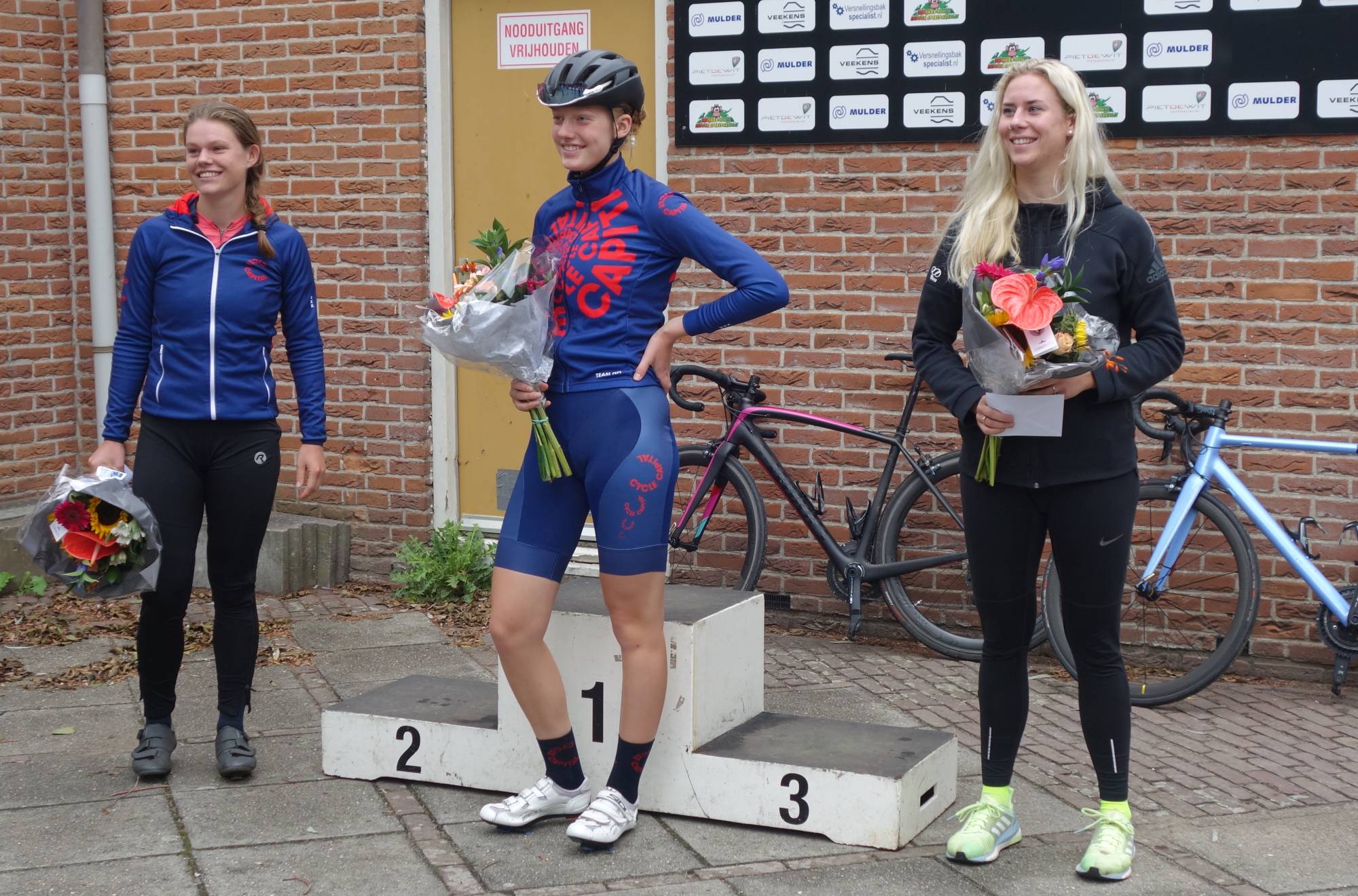 Annemarie Schonk, Dewi Nicolai en Michelle de Graaf als dagwinnaars van de 5e tijdrit bij DTS Zaandam in de Cycle Capital Team NH Challenge.De dagwinnaars van de 5e tijdrit in de 